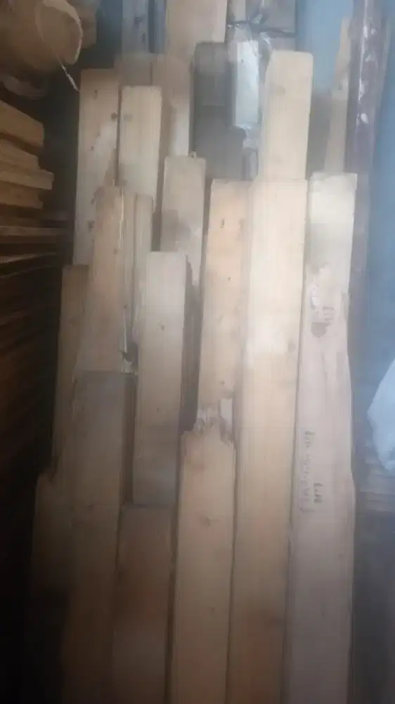 Pengrajin kayu bisa amplas kayu dan motong kayu