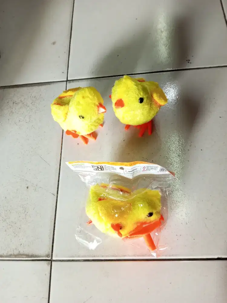 Mainan anak ayam putar