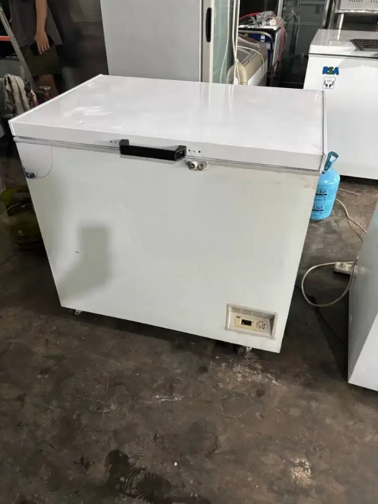 Frezer box gea uk 295 liter 
Hrg 2,6 jt