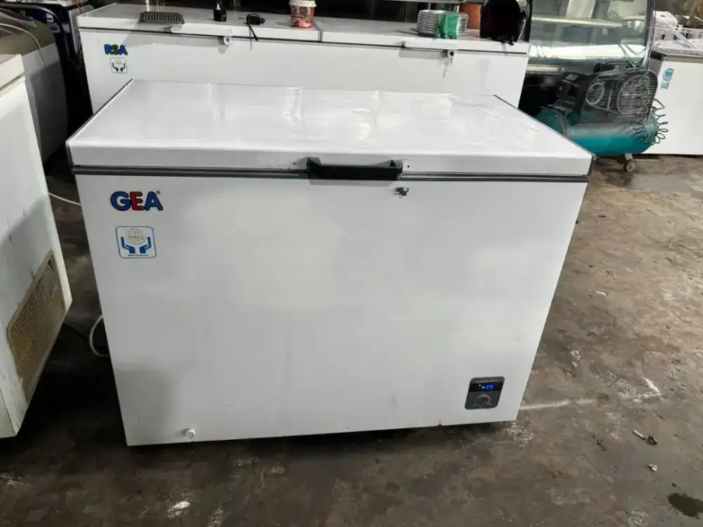 Frezer box gea uk 318 liter 
Hrg 2,7 jt