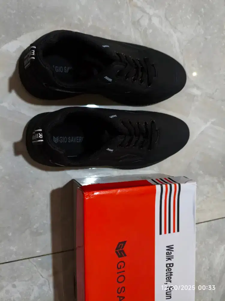 Sepatu sekolah hitam merek Gio Saverino Ukuran 42