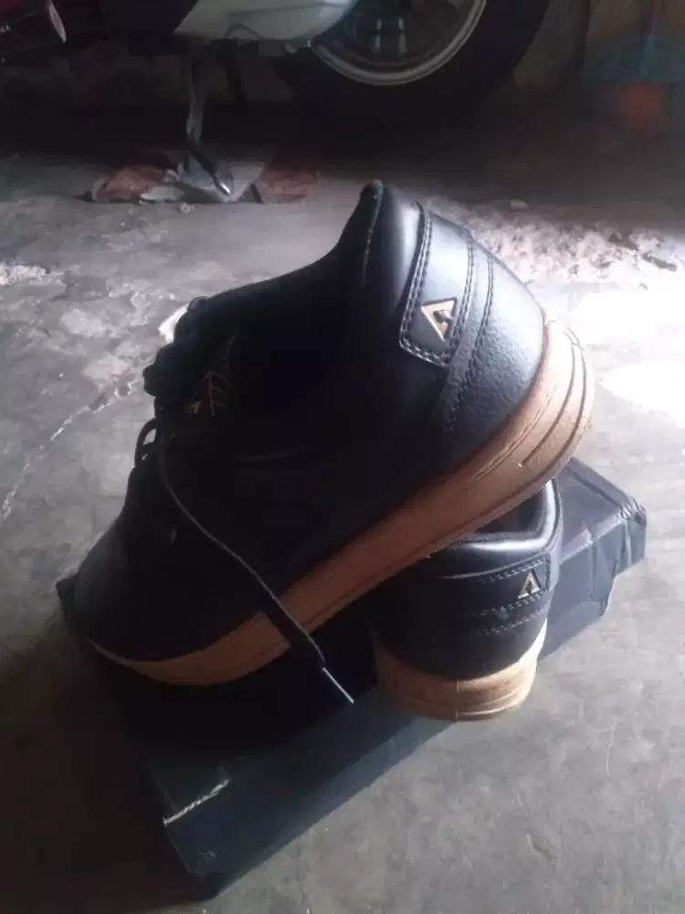 Sepatu pria bekas