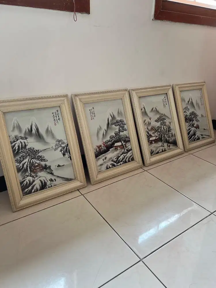 Lukisan diataS keramik bingkai kayu