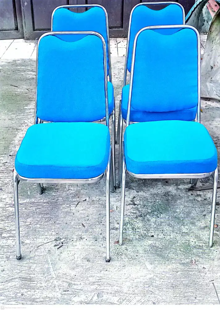 Kursi CHITOSE dan futura