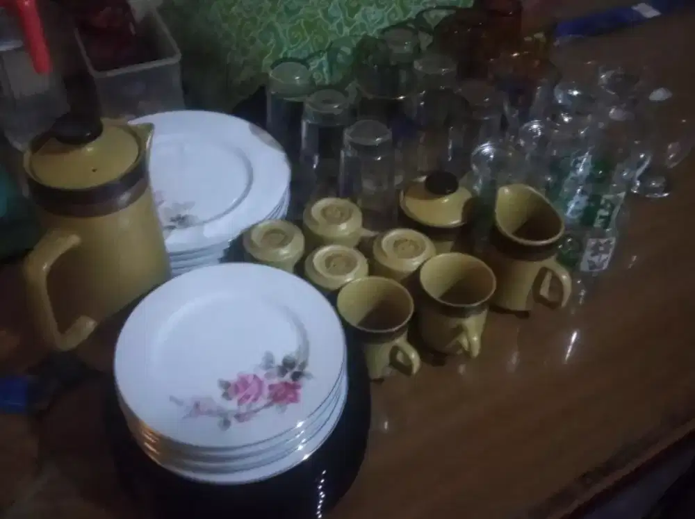 Piring gelas dan cangkir teko