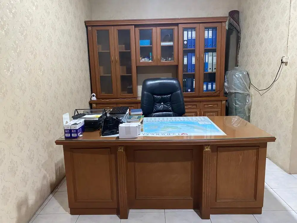 Meja Direktur Eksklusif