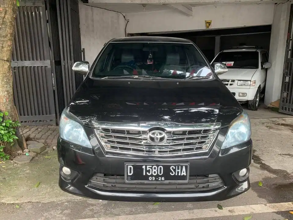 TOYOTA INOVA HITAM 2011