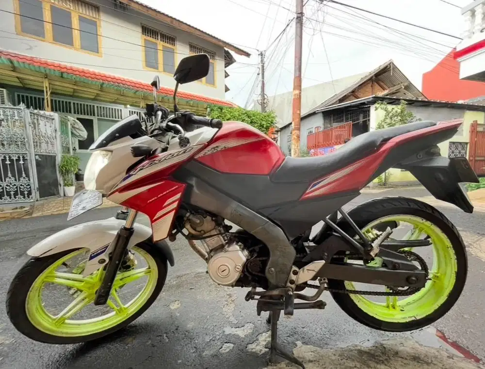 Motor Yamaha Vixion Tahun 2014 Merah + Pajak Hidup