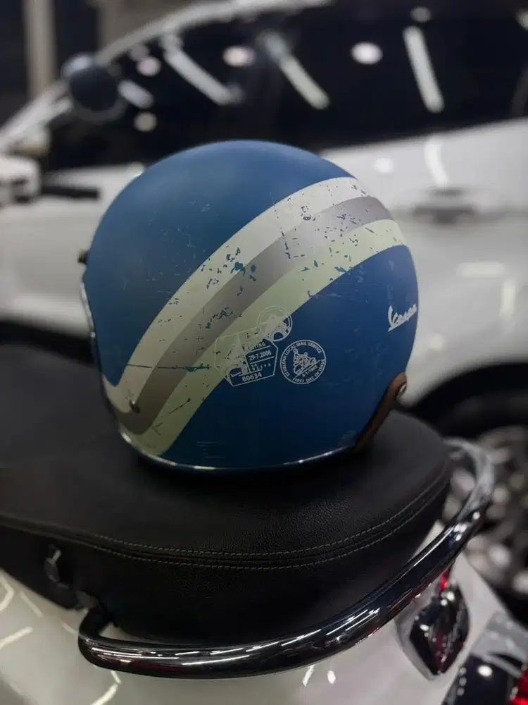 Helm vespa original ukuran LX