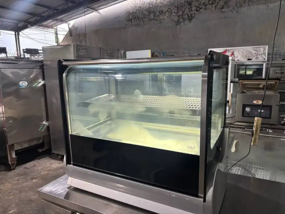 Cake Showcase gea mesin ori 
Uk 90x54x79 
Hrg 5 jt