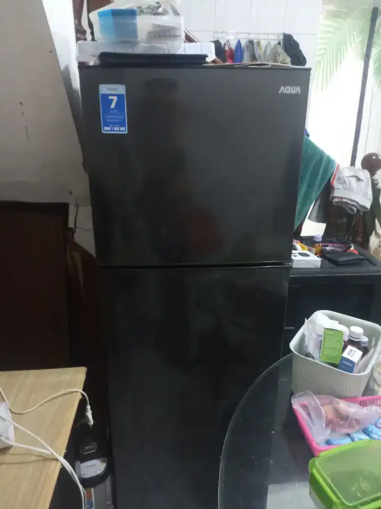 Kulkas 2 pintu merek Aqua