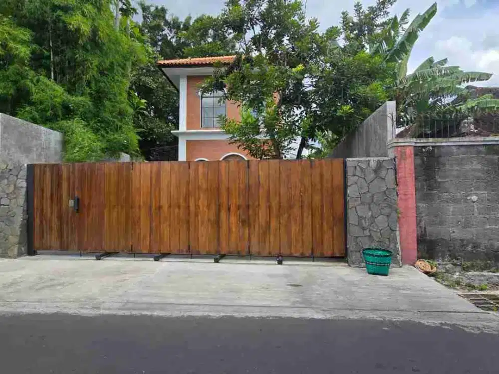 Dijual Rumah Bangunan Baru dengan Perpaduan Desain Modern Klasik Lokasi Strategis di Pusat Kota Solo, Dekat dengan Mana-Mana.