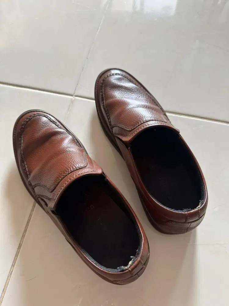 Sepatu kulit pria