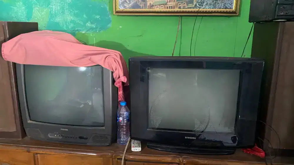 TV Tabung Bekas Nyala