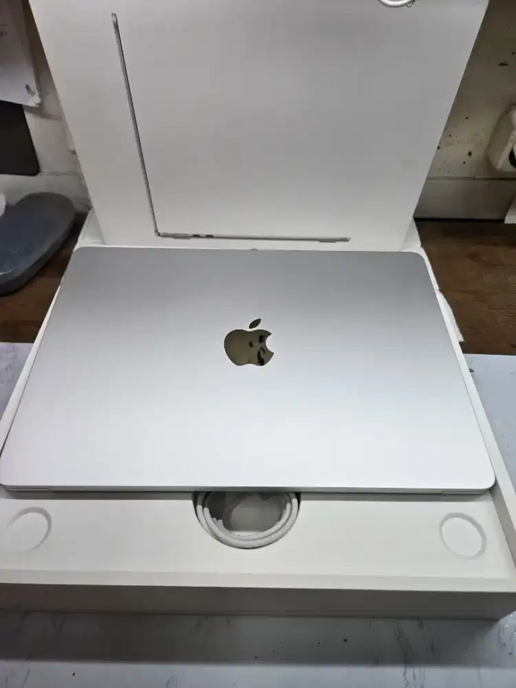 Macbook air M3 13inch 8/256 silver second resmi