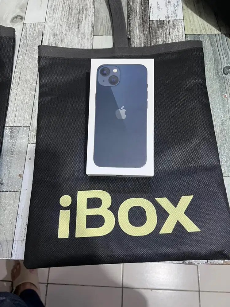 Iphone 13 128 ibox baru ya baru buka segel semalam gak dipakai net aja