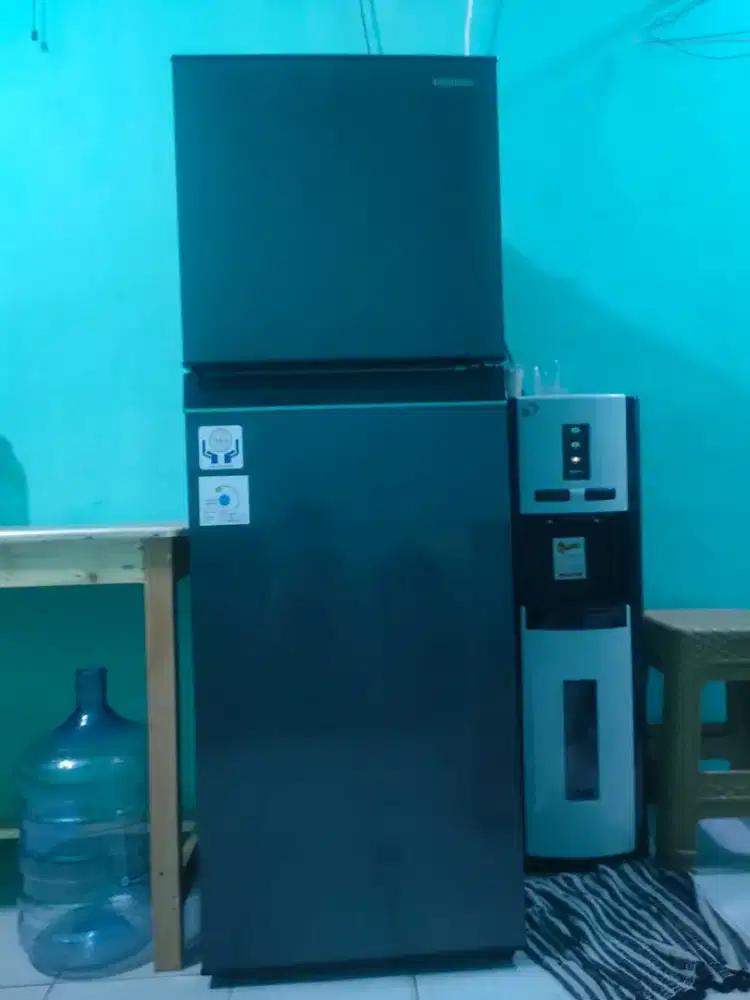 Kulkas 2 pintu merek Toshiba
