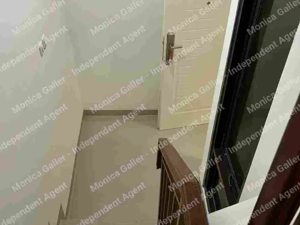 Rumah 1 Carport 2 Lantai Model Apartment di Dwiwarna Jakpus dekat Stasiun