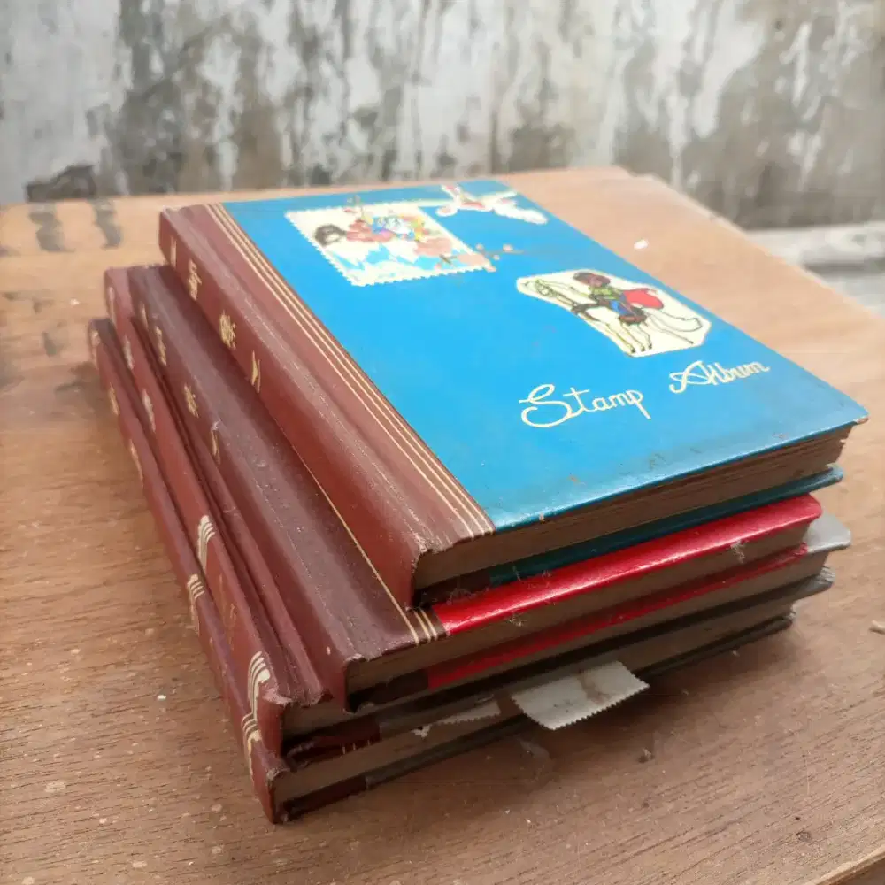 4 Buah Album Koleksi Perangko Dalam Dan Luar Negeri