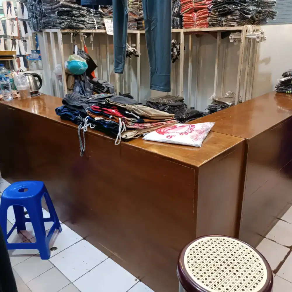 Dijual meja bekas bahan kayu.