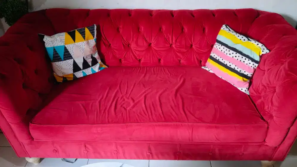 Sofa tamu merah bahan beludru