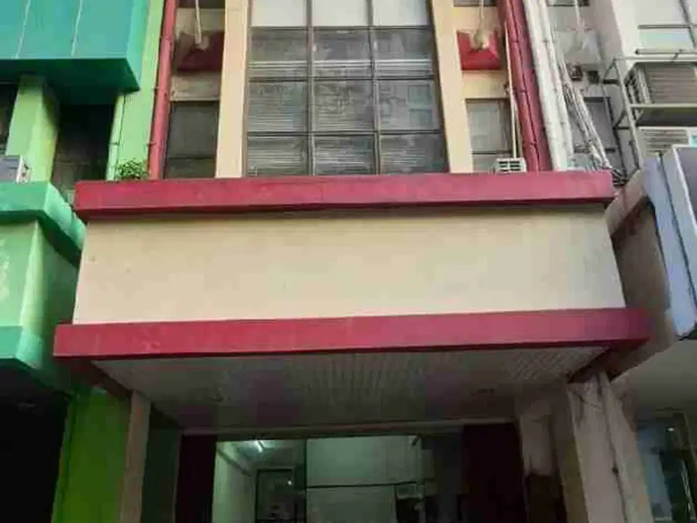 Ruko Red Top siap huni 4lantai, lokasi premium. Parkiran luas