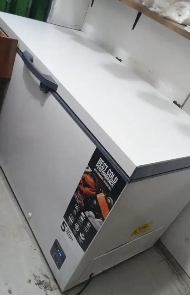 Dijual frezer dingin mulus