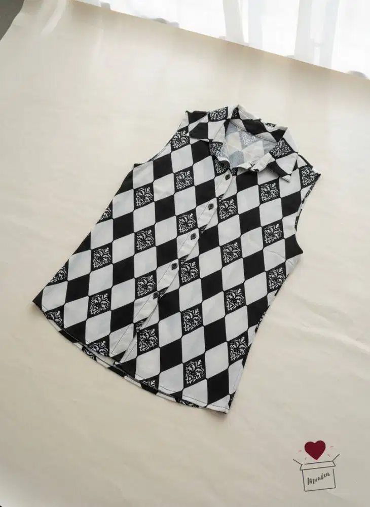 Monochrome Top / Atasan Hitam Putih