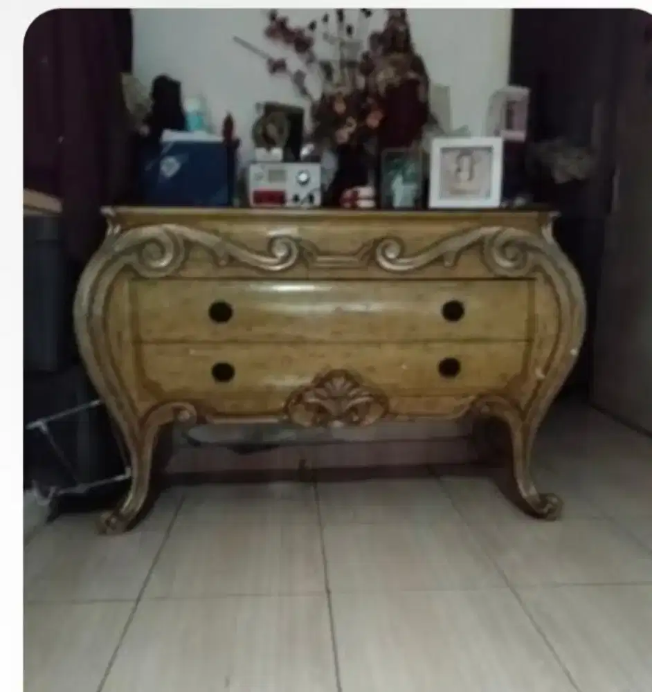 Dijual meja pajangan modern klasik bekas