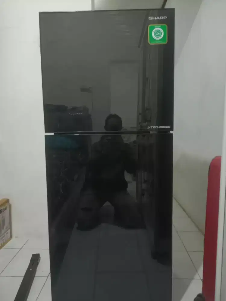 Kulkas merk Sharp 2pintu baru beli 2bln like new