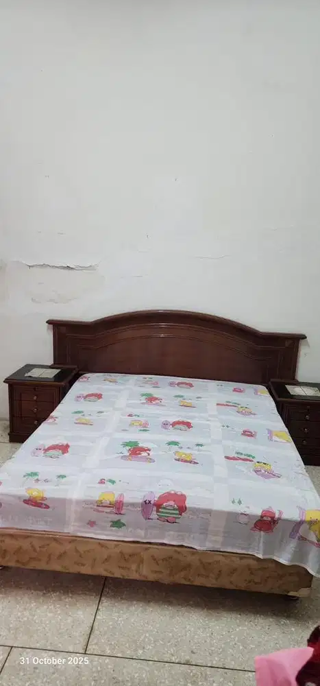 Dipan Ranjang dan nakas