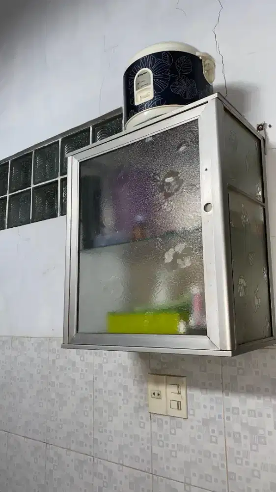 lemari gantung kaca