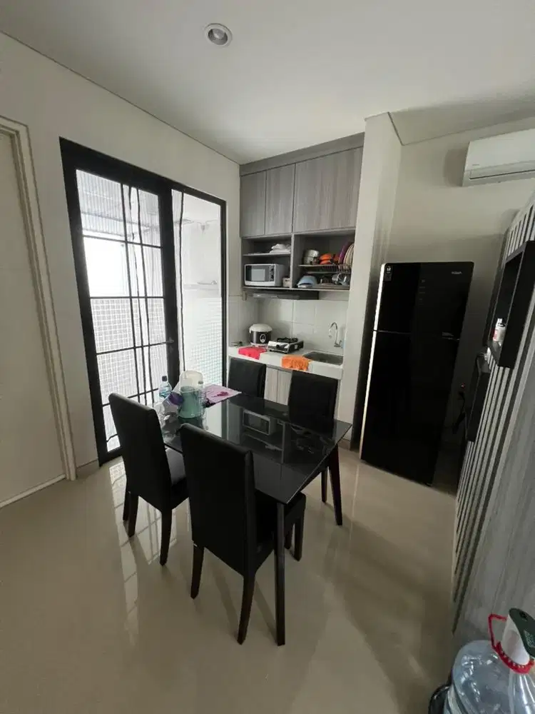 Meja makan & 4 kursi