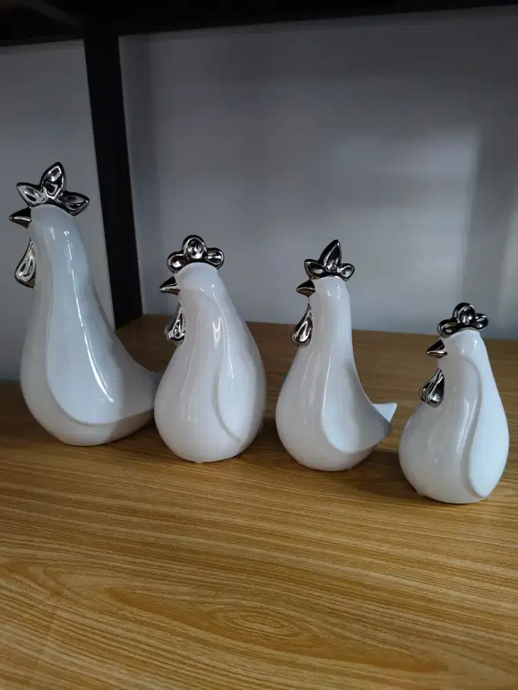 Informa patung miniatur ayam