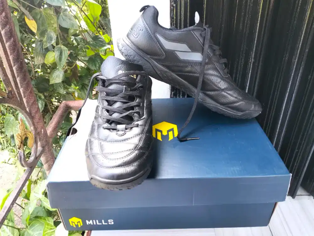 Sepatu Futsal Mills Voltasala