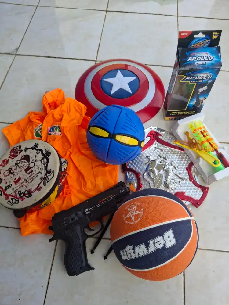 Borongan sendal, mainan, botol n kotak bekal