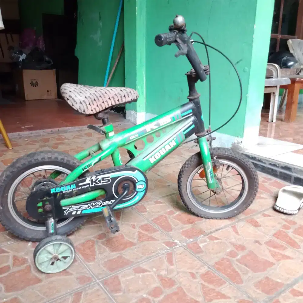 Dijual sepeda anak roda 4 usia 2ampe 3tahun kondisi masih bagus.