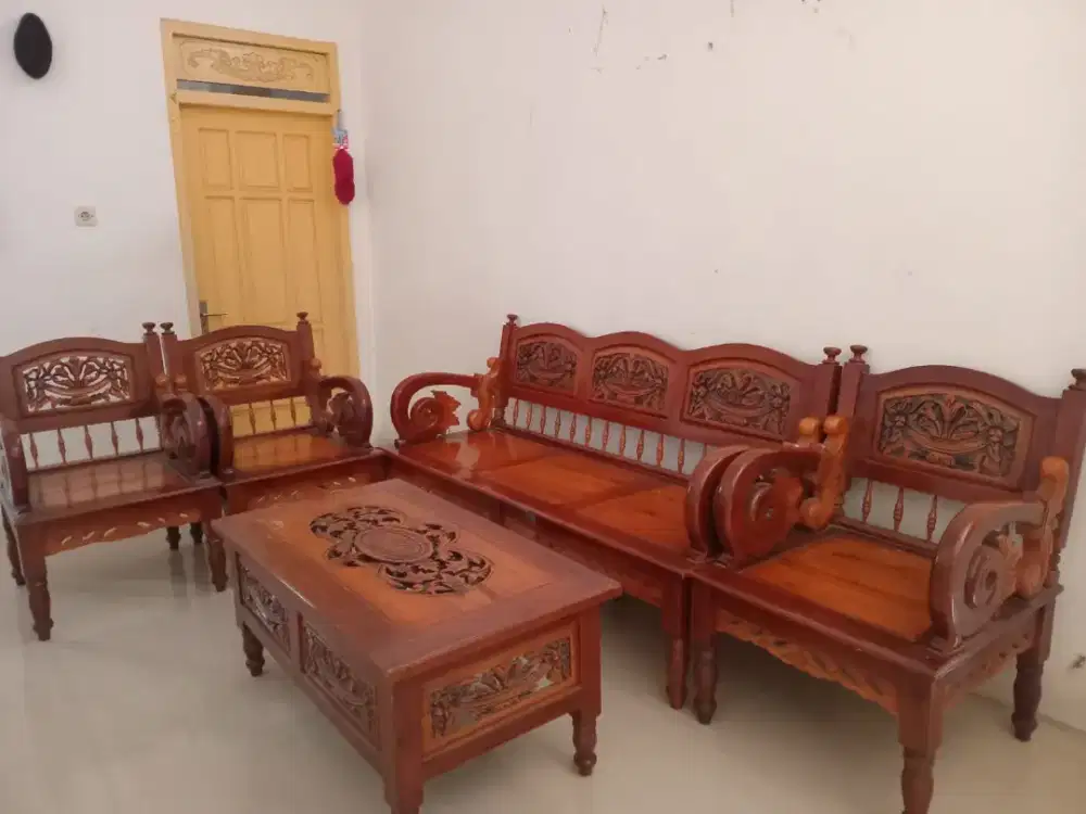 Dijual 1 set kursi dan meja kayu jati