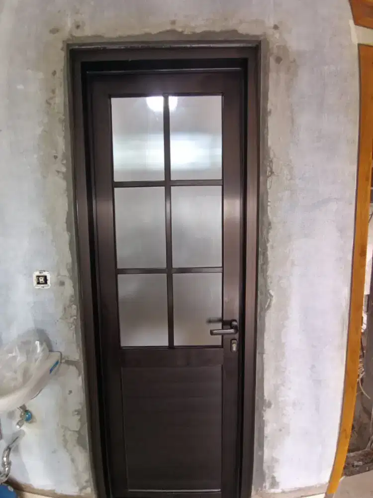 Pemesanan dan pemasangan kusen aluminium