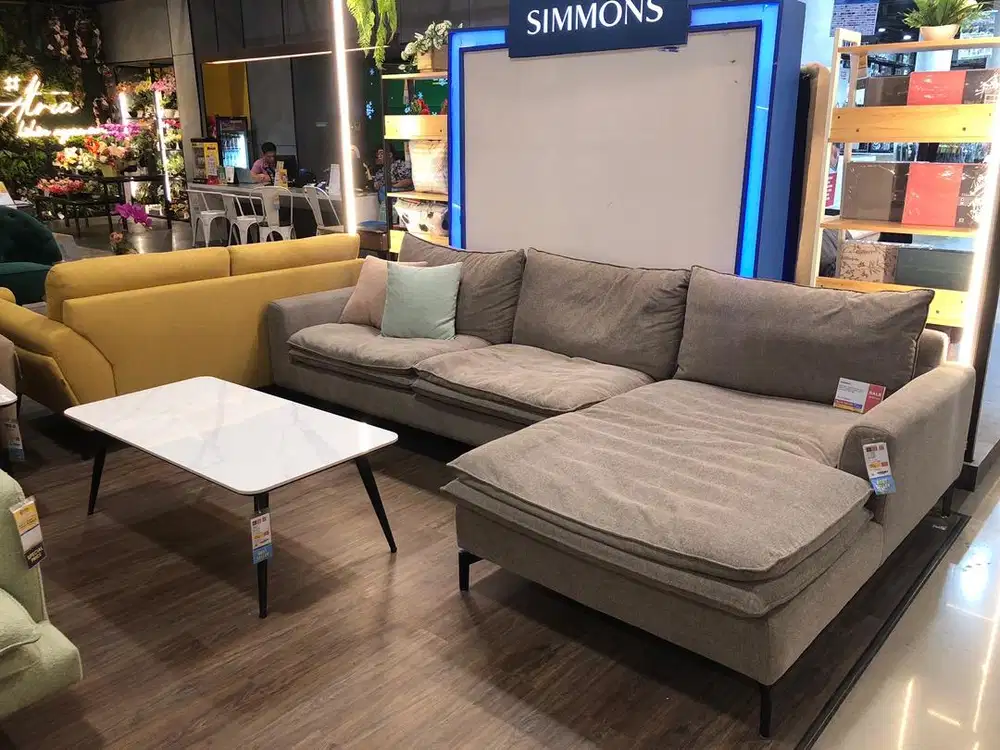 Kursi dan meja ruang tamu keluarga