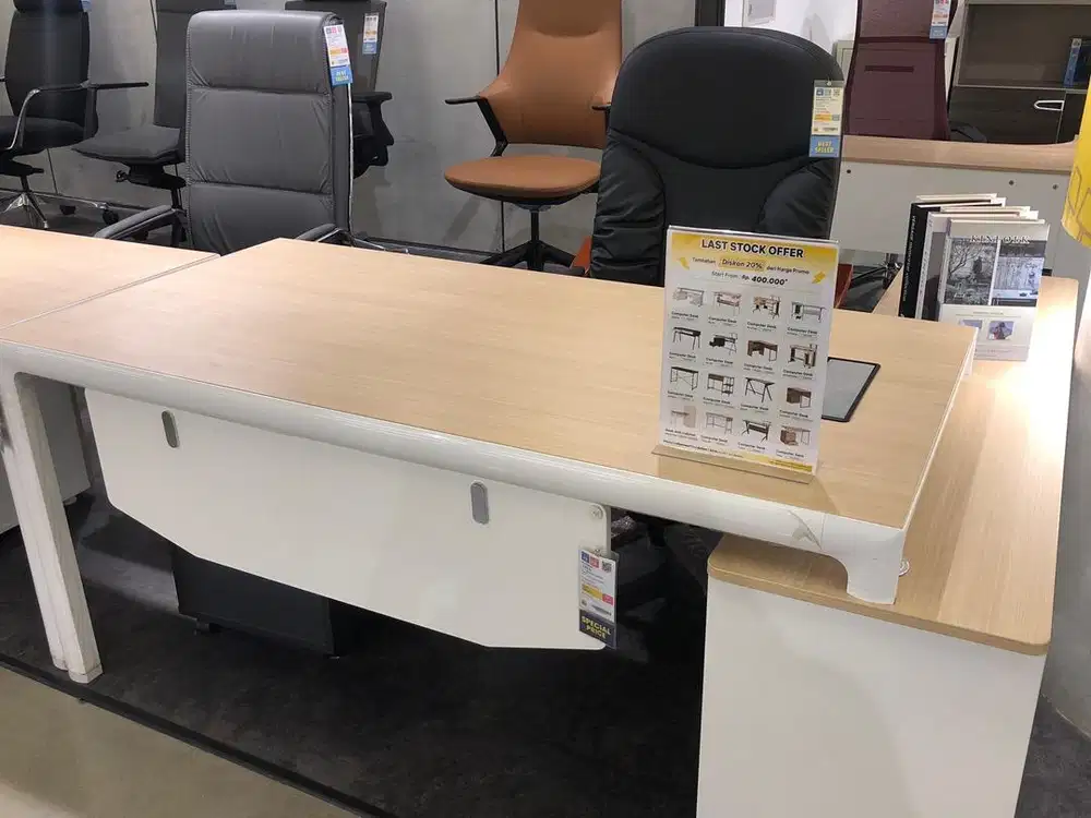 Meja dan kursi untuk perlengkapan kantor