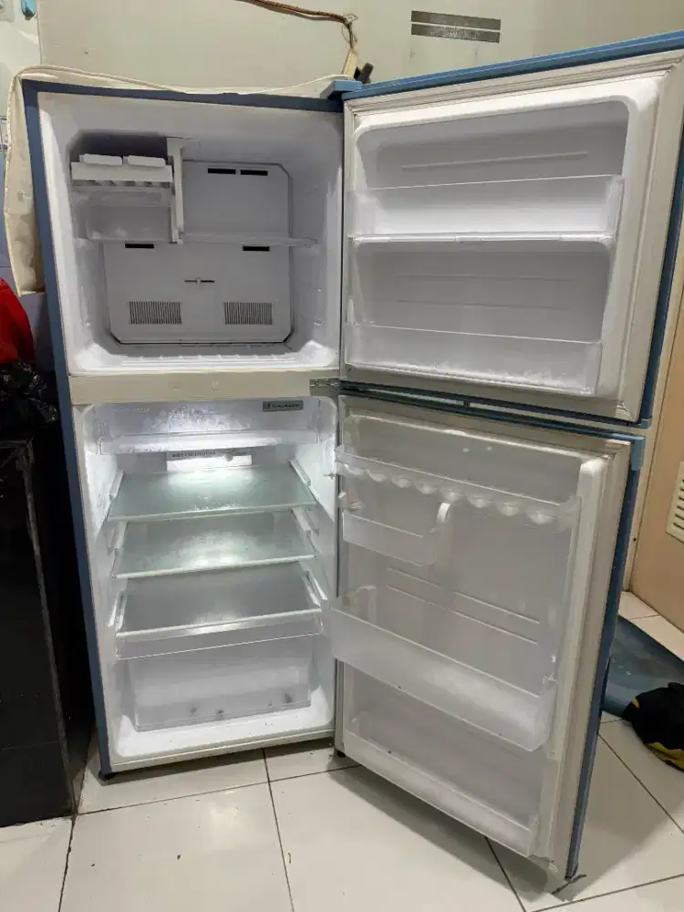 KULKAS DUA PINTU MEREK SHARP BERFUNGSI NORMAL DAN SANGAT DINGIN