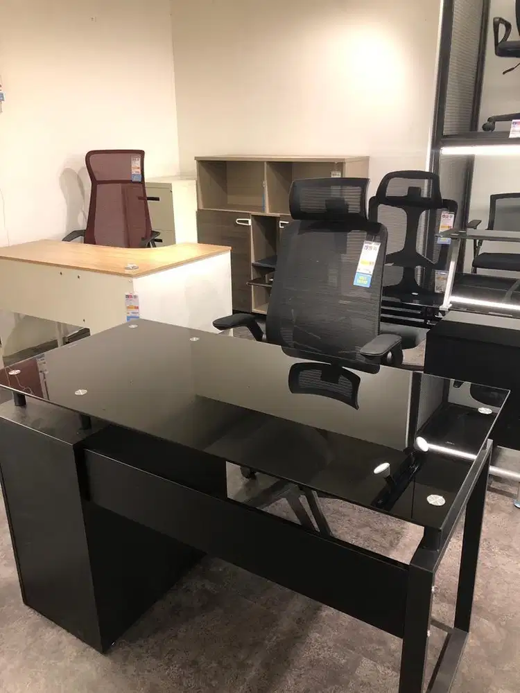 Meja dan kursi kantor