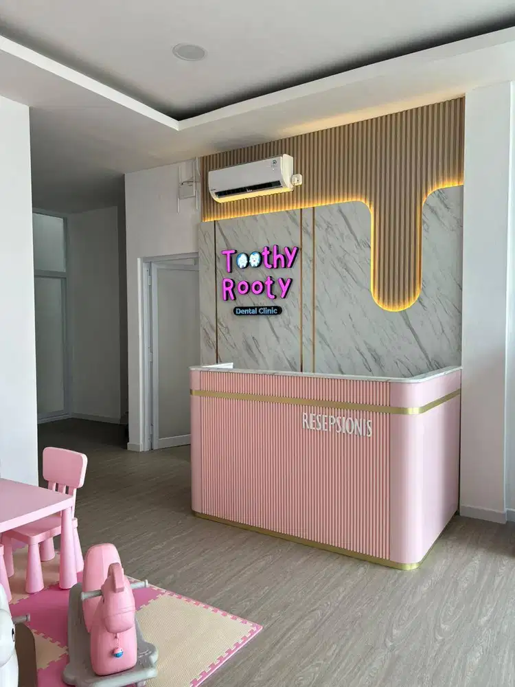 Interior custom untuk ruang resepsionis atau ruang tunggu