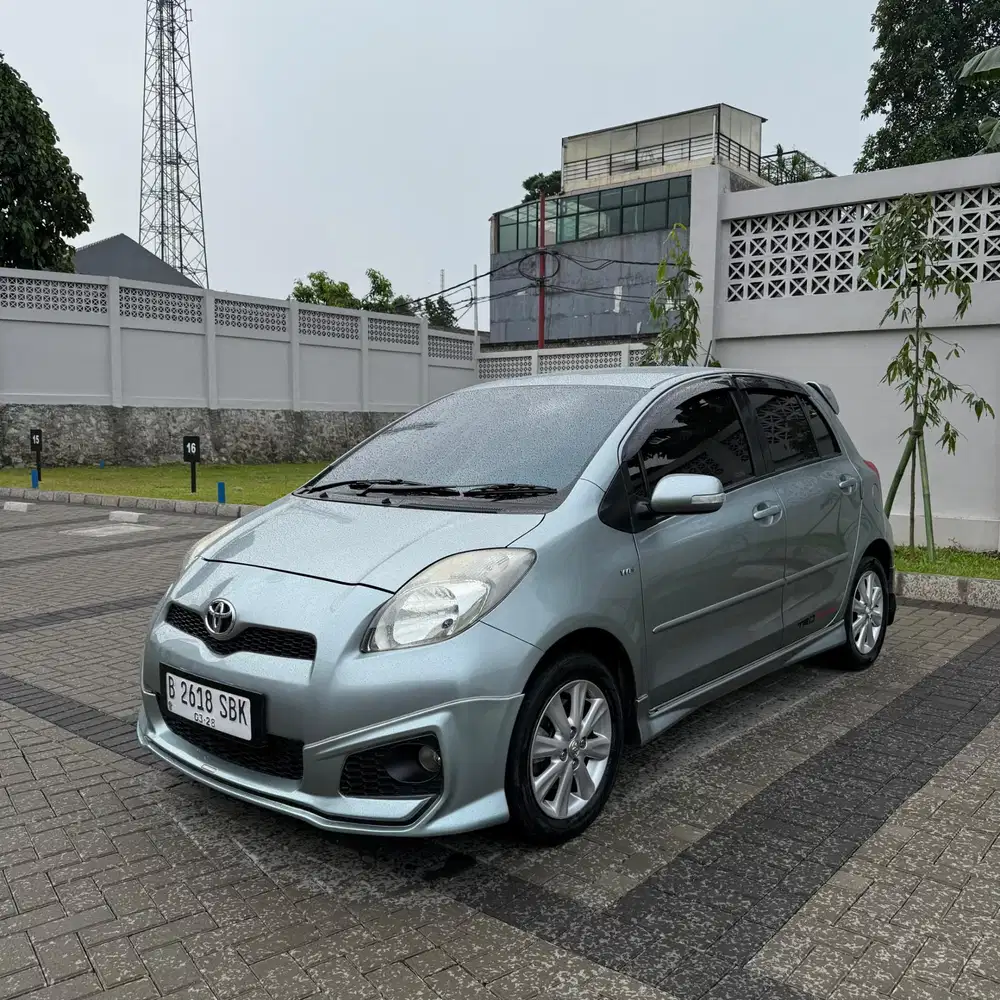 Toyota Yaris S TRD 2013 KM 76 RB SILVER