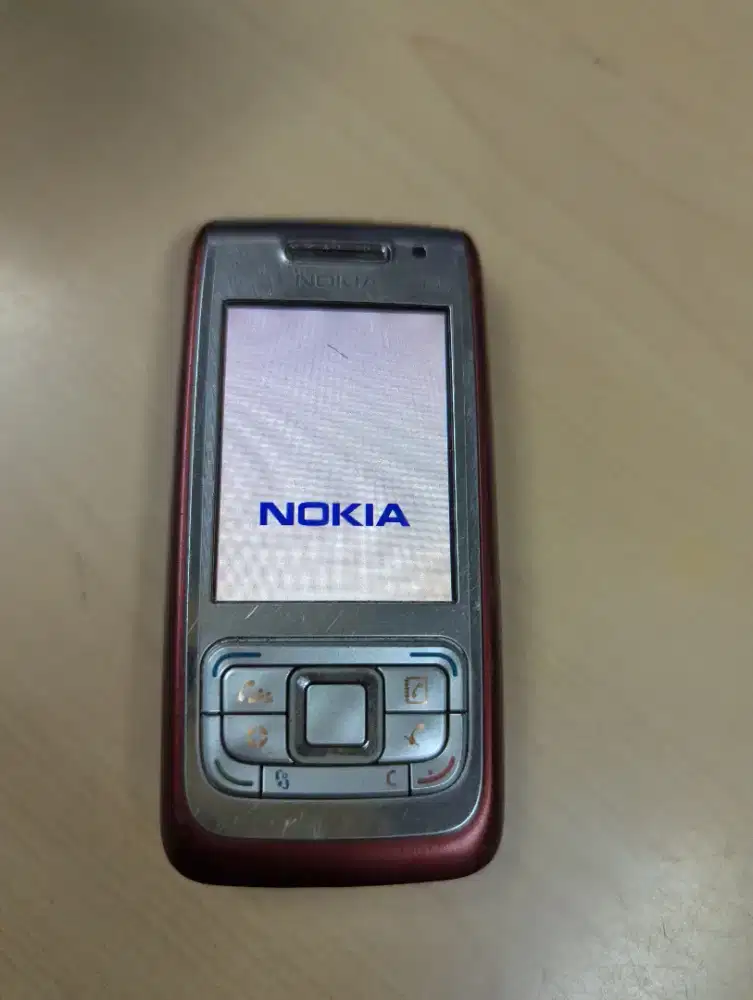Nokia E65 merah