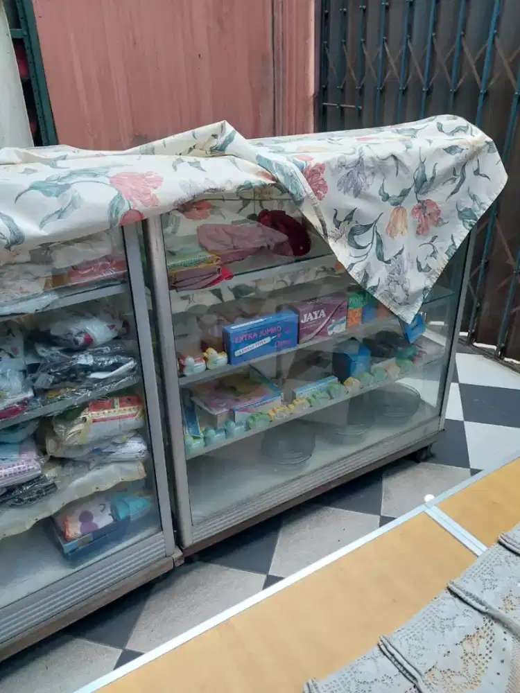 Etalase kaca ukuran 120 cm