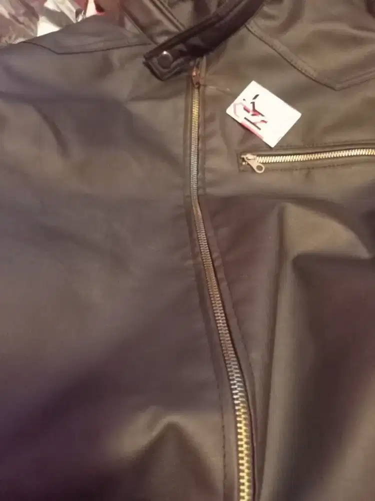 Jual cepat jaket kulit dormeuil warna hitam baru