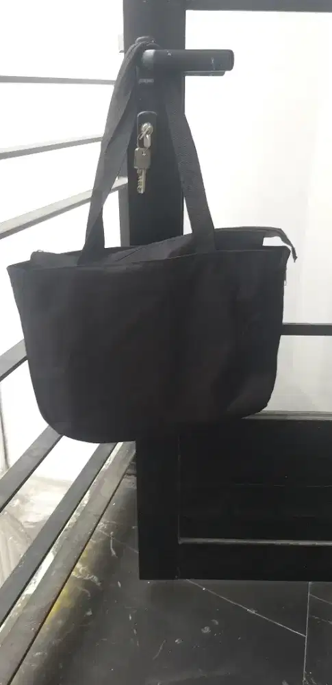 Tote bag hitam muat banyak