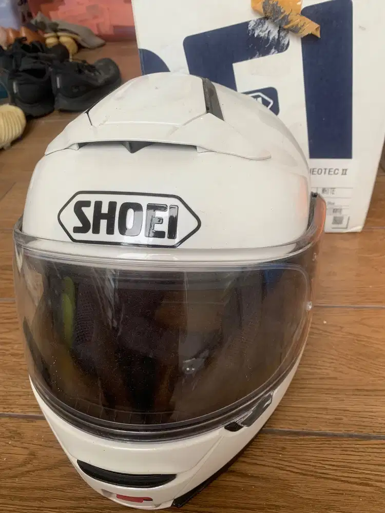 Shoei neotec 2 second ukuran m, masih mulus, agak kotor aja dikit